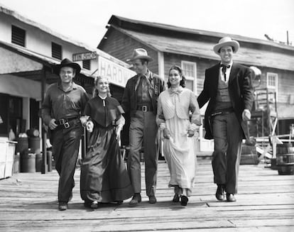 Arthur Kennedy, Lori Nelson, James Stewart, Julia Adams y Rock Hudson dando un paseo durante un descando del rodaje de 'Horizontes lejanos', en 1952.