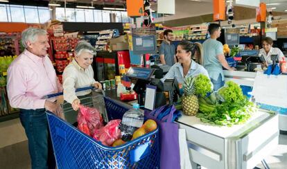 Recientemente, Amazon abrió su primer establecimiento Amazon Go, un supermercado en el que desaparecen los cajeros y el dinero en efectivo. Ubicado en su sede de Seattle como proyecto piloto, emplea una tecnología a base de sensores y cámaras repartidos por toda la estancia, y el pago se realiza automáticamente por móvil. Jeff Bezos, el propietario del gigante de Internet, declaró: "Las colas en los supermercados tienen los días contados". Pero todo verso tiene su reverso. Tras la apertura del primer Amazon Go, el especialista en inteligencia artificial, Isaac de la Peña, alertaba en la web Teknautas: "El supermercado guarda toda la información de tu actividad, que queda registrada por las cámara y sensores. Se parece un poco a 'Gran Hermano".