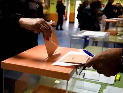 Un hombre deposita su voto para las elecciones generales de noviembre de 2019.