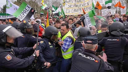 Enfrentamientos entre agentes y manifestantes en Don Benito (Badajoz), este miércoles.