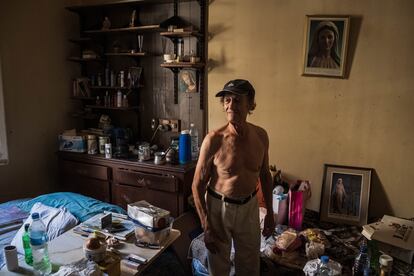 Retrato de Freddie, un hombre mayor que vive solo en un pequeño apartamento del barrio y que también es beneficiario de la red de ayuda vecinal de Achrafieh. Como él, la exclusión social en personas mayores es bastante frecuente en el Líbano. Siendo el país de Medio Oriente con la mayor tasa de población en edad avanzada (un 11%), aproximadamente el 80% depende de la ayuda económica de sus familiares para sobrevivir, según un estudio realizado por HelpAge y la OIT.