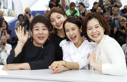 Las actrices del elenco de 'Parasite', Chang Hyae-Jin, Cho Yeo-jeong, Lee Jung-Eun y Park So-Dam, posan durante el 'photocall' de la película en Cannes (Francia).