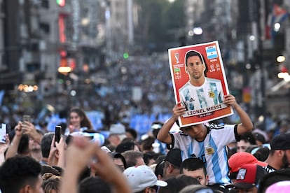 Un aficionado sostiene un cartel de Lionel Messi, este sábado en Buenos Aires.