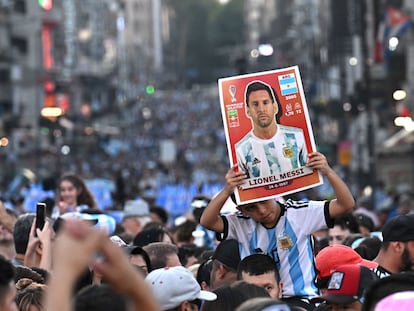 Un aficionado sostiene un cartel de Lionel Messi, este sábado en Buenos Aires.