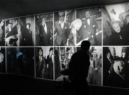 Instalación de fotografías de Bruce Gilden en las que usa el primer plano para rendir su particular homenaje a las películas de cine negro.