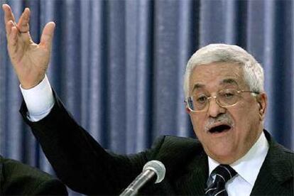 El presidente Mahmud Abbas gesticula durante la conferencia de prensa que ofreció ayer en Ramala.