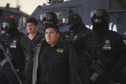 La policía presenta ante la prensa a Flavio Méndez Santiago, <i>El Amarillo,</i> ayer en México.
