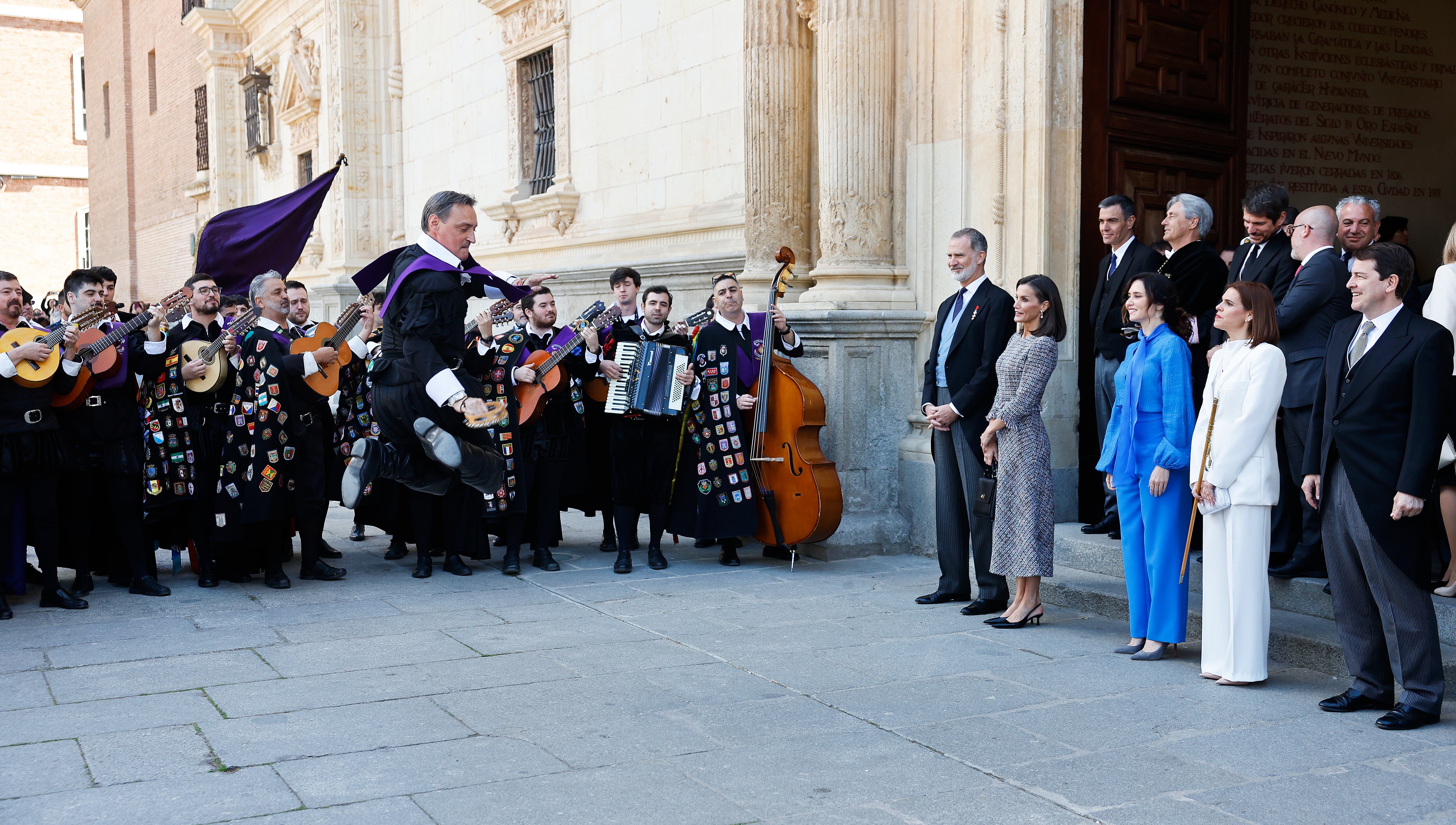 Los Reyes observan la actuación de la tuna tras la ceremonia de entrega del Premio Cervantes 2023 al escritor español Luis Mateo Díezeste martes en el Paraninfo de la Universidad de Alcalá de Henares. 