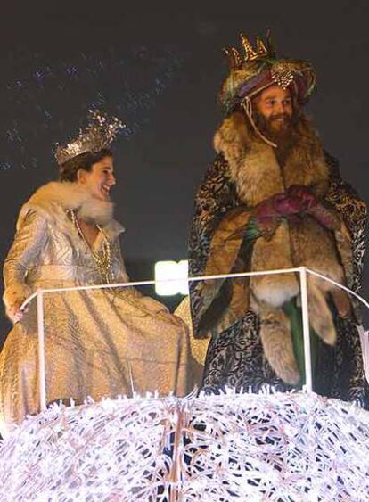 El rey Gaspar fue el que más bailó sobre su carroza. Desde allí repartió toneladas de ilusión y caramelos para los niños que se acercaron a ver la cabalgata.