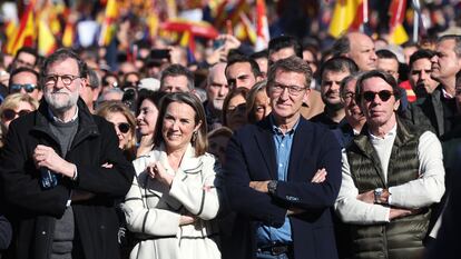 Desde la izquierda, Mariano Rajoy, expresidente del Gobierno; Cuca Gamarra, secretaria general del PP; Alberto Núñez Feijóo, líder del partido, y José María Aznar, expresidente del Gobierno. 