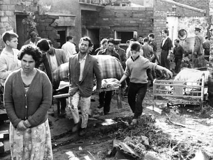 Vecinos y voluntarios recogen escombros en las casas destruidas del barrio de Les Arenes.