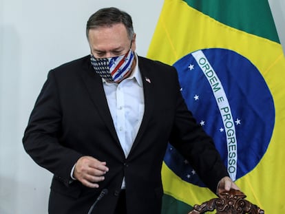 El secretario de Estado de EEUU, Mike Pompeo, y el canciller brasileño, Ernesto Araújo (fuera de cuadro), ofrecen una rueda de prensa este viernes 18 de septiembre en Pacaraima (Brasil).