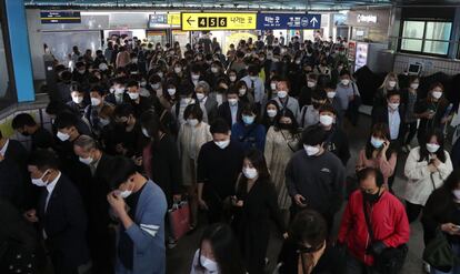 Viajeros con mascarillas entran en una estación de la red de metro de Seúl (Corea del Sur), este lunes.