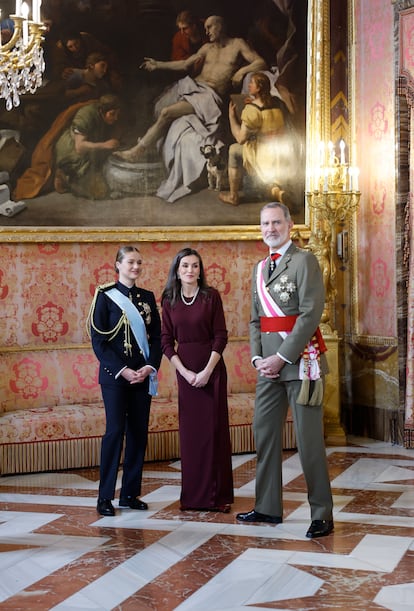 Los Reyes y la princesa Leonor, este lunes en el Palacio Real. 