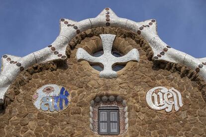 Els medallons amb el nom del parc, tal com el va pensar Güell i el va materialitzar Gaudí.