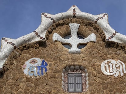 Els medallons amb el nom del parc, tal com el va pensar Güell i el va materialitzar Gaudí. 