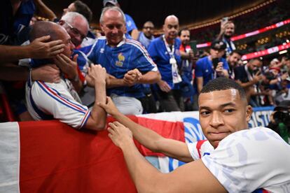 Kylian Mbappé, disculpándose con un aficionado francés después de golpearle en la cara con un balón durante el calentamiento previo al partido frente a Marruecos.