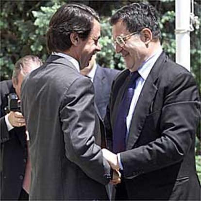 José María Aznar recibe al presidente de la Comisión, Romano Prodi, ayer en La Moncloa.
