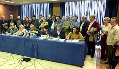Dirigentes socialistas de Guipúzcoa, Vizcaya y Alava, durante un acto en el que han expresado su apoyo a Redondo.
