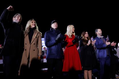 Desde la izquierda, Eric Trump, Lara Trump, Jared Kushner, Ivanka Trump, Kimberly Guilfoyle y Donald Trump Jr. haciendo campaña por su padre, Donald Trump, en Michigan el pasado noviembre.