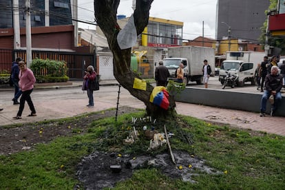 Residentes del barrio Modelia y simpatizantes de Miguel Uribe rinden una oración en el lugar del atentado.