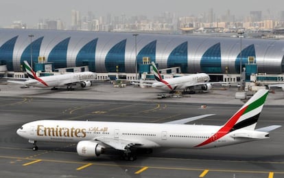 Un avi&oacute;n de Emirates, en el aeropuerto de Dub&aacute;i, el pasado 22 de marzo.
