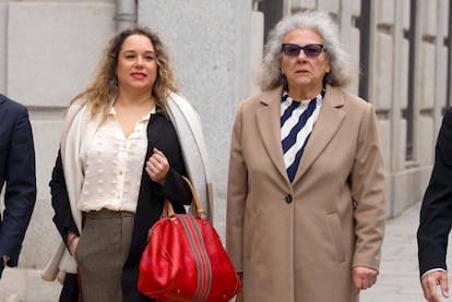 Carmen Pano (derecha), a su llegada a la sede del Tribunal Supremo en Madrid.