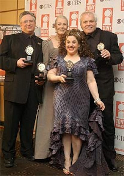 De izquierda a derecha, Harvey Fierstein, Vanessa Redgrave, Marissa Jaret Winokur y Brian Dennehy, con los premios Tony que obtuvieron el domingo.