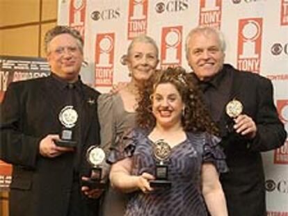 De izquierda a derecha, Harvey Fierstein, Vanessa Redgrave, Marissa Jaret Winokur y Brian Dennehy, con los premios Tony que obtuvieron el domingo.