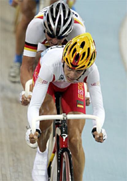El ciclista español, por delante del alemán Guido Fulst &mdash;bronce&mdash; en un momento de la prueba.