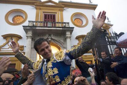 El Juli sale a hombros por la Puerta del Príncipe en Sevilla.