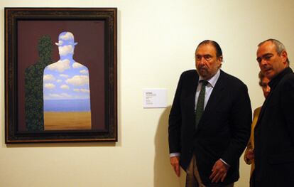 El director del Museo de Bellas Artes de Bilbao, Javier Viar (izquierda), junto al veconsejero de Cultura, Antonio Rivera, ayer en la presentación del cuadro de Magritte <i>La Belle Société</i>.