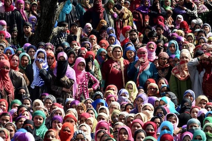 Un grupo de aldeanos de Kashmiri observa el funeral del rebelde Tauseef Ahmed Wagay en el pueblo de Kanjkul, en Yaripora (India). Tres civiles y un rebelde fueron asesinados y al menos 28 personas resultaron heridas en el conflicto entre los manifestantes y la policía.