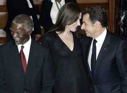 El presidente francés, Nicolás Sarkozy, sonríe a su esposa, Carla Bruni, al posar con el presidente de Suráfrica, Thabo Mbeki. Sarkozy pronunció un discurso en Ciudad del Cabo en el primer viaje oficial tras su boda.