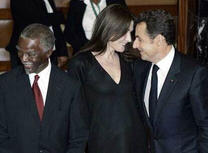 El presidente francés, Nicolás Sarkozy, sonríe a su esposa, Carla Bruni, al posar con el presidente de Suráfrica, Thabo Mbeki. Sarkozy pronunció un discurso en Ciudad del Cabo en el primer viaje oficial tras su boda.