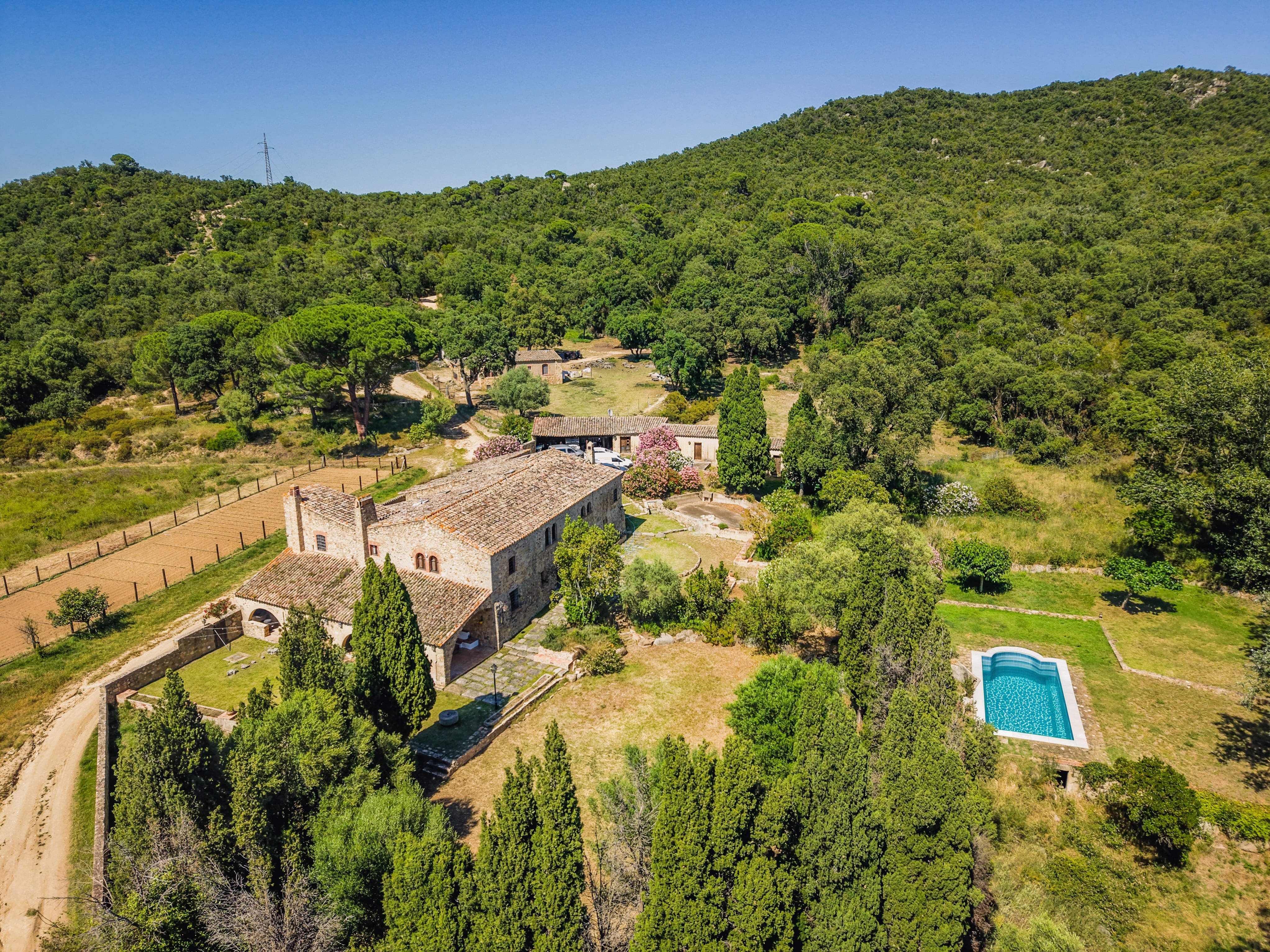 Las tres casas de la semana: una masía del siglo XV que respeta la arquitectura original por 3,5 millones de euros