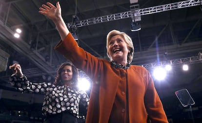 Michelle Obama y Hillary Clinton hacen campaña juntas este jueves.