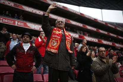 Un aficionado despide emocionado el féretro de Eusébio en el estadio de la Luz en Lisboa (Portugal).