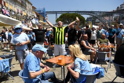 Aficionados del Manchester City en Oporto. El partido se celebrará con público y en total se ha habilitado para la hinchada inglesa el 33 % de la capacidad del estadio, por lo que la final de la Liga de Campeones será presenciada por 16.500 personas.