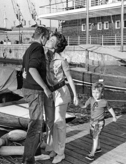 30 de junio de 1971. El príncipe Juan Carlos de Borbón se ha proclamado campeón de España de balandros de la clase "Dragón" con su yate "Fortuna" durante las regatas celebradas en aguas de Barcelona. En la imagen, la princesa Sofía, que lleva de la mano al infante Felipe, abraza a su esposo al finalizar éste el campeonato.