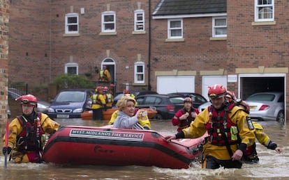 Las lluvias torrenciales que han tenido lugar al norte de Inglaterra han provocado la evacuación de miles de personas y el despliegue del Ejército par participar en las labores de rescate. En la magen, evacuación de residentes en York, noreste de Inglaterra.