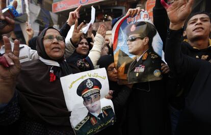 Simpatizantes del General Abdel Fattah al-Sisi tras participar en el referéndum sobre la nueva Constitución en El Cairo (Egipto).