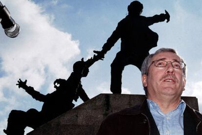 El secretario general de CC OO, Ignacio Fernández Toxo, ayer junto al monumento Dez do Marzal de Ferrol.