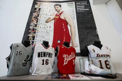 Las camisetas de los cuatro equipos en los que ha jugado Pau Gasol durante su periplo de 17 años en la NBA.