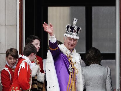 Carlos III saluda este sábado al público desde el balcón del palacio de Buckingham.