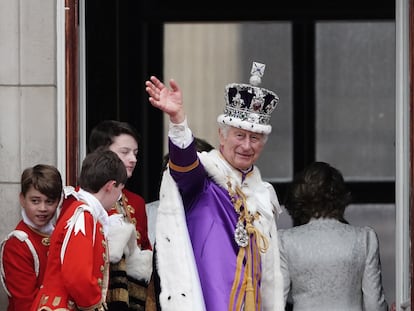 Carlos III saluda este sábado al público desde el balcón del palacio de Buckingham.