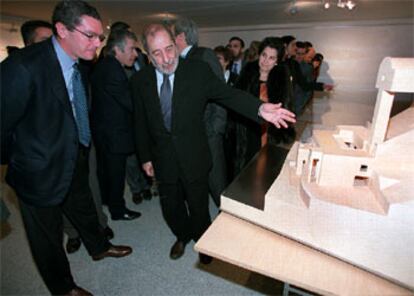 Álvaro Siza enseña una de sus maquetas al presidente de Madrid, Alberto Ruiz-Gallardón.