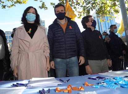 El presidente del Partido Popular, Pablo Casado (en el centro) junto con la presidenta de la Comunidad, Isabel Díaz Ayuso y el alcalde de Madrid, José Luis Martínez Almeida, participan en la manifestación contra la nueva reforma educativa.