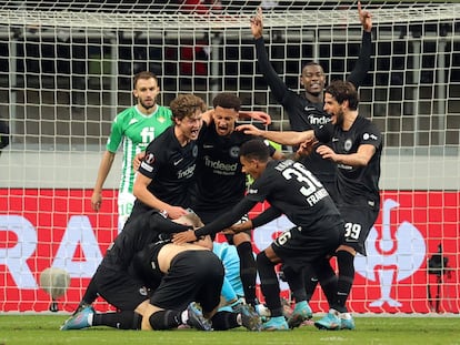 Los jugadores del Eintracht celebran el gol del empate ante el Betis que les daba el pase a cuartos. EFE