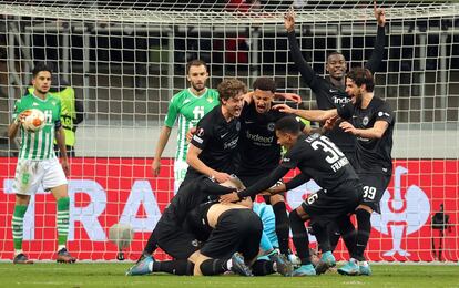 Los jugadores del Eintracht celebran el gol del empate ante el Betis que les daba el pase a cuartos. EFE